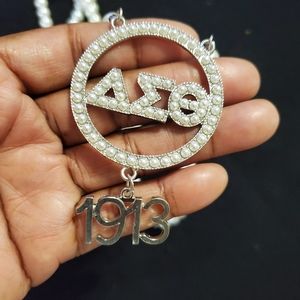(New) BEAUTIFUL Delta Sorority Pearl Beaded Necklace.